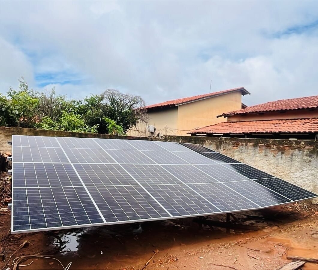 Estrutura de solo com energia solar da Luminati Energia Solar