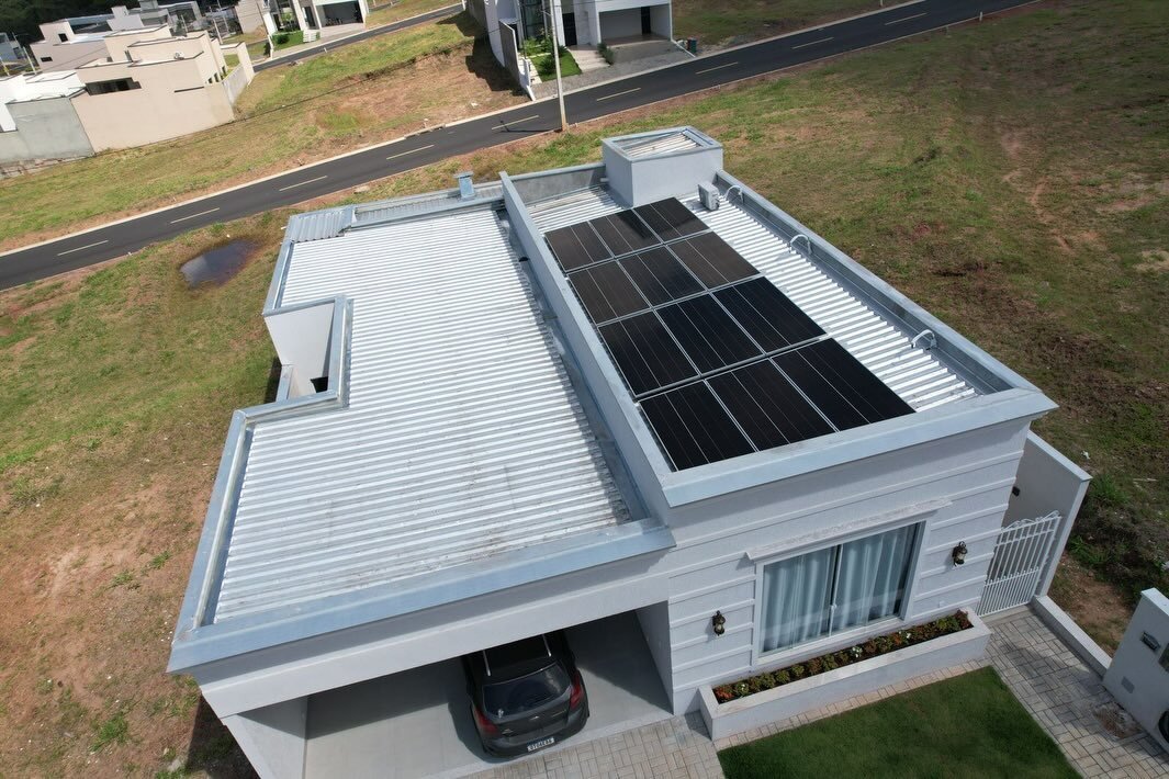Projeto real da Luminati Energia Solar em residência moderna em Goiás