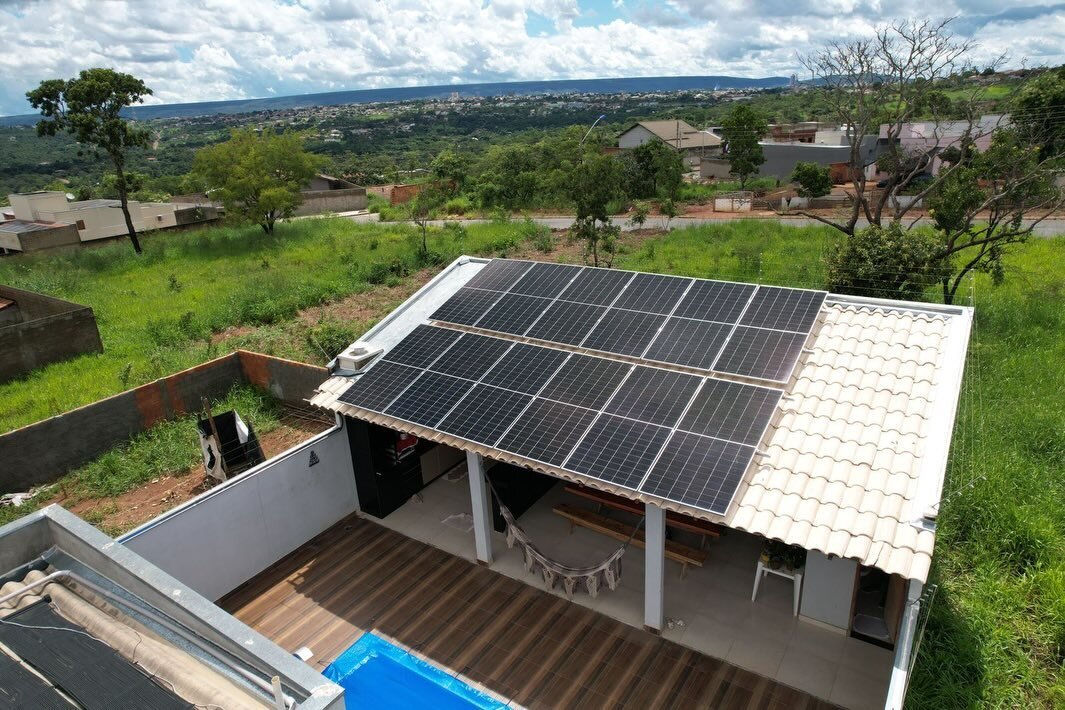 Projeto residencial real da Luminati Energia Solar em imóvel com piscina em Goiás