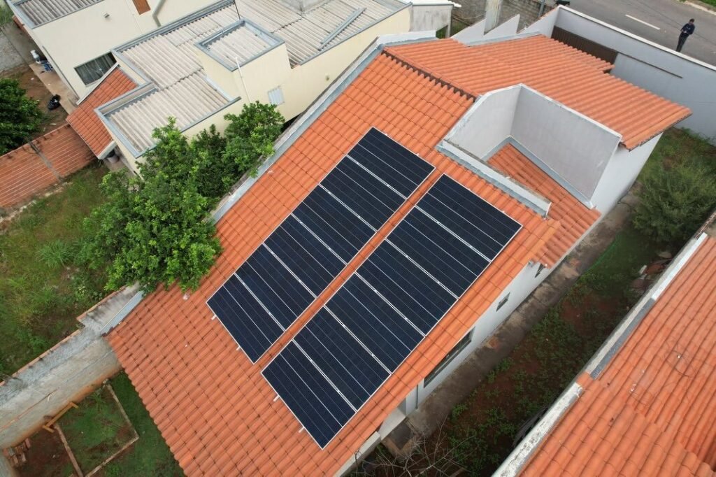Projeto real da Luminati Energia Solar em telhado residencial de cerâmica em Goiás